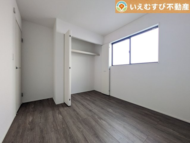 GRAFARE　羽生市加羽ケ崎の洋室|ナチュラルな色合いでシンプルな内装
シンプルな内装のお家なので飽きが来ずコーディネートも楽しそうですね♪