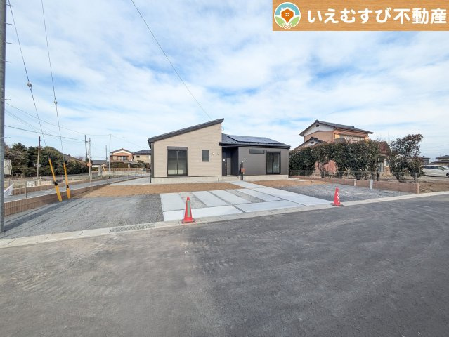 GRAFARE　羽生市加羽ケ崎の駐車場|並列3台以上駐車可能なゆとりのカースペース
複数台車をお持ちでも、お友達が遊びに来てもゆとりの駐車スペース！