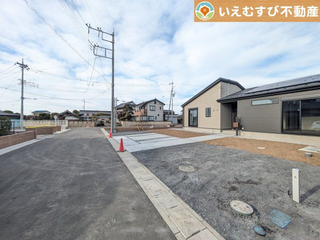 GRAFARE　羽生市加羽ケ崎の前面道路含む現地写真|充分な広さの前面道路
間口が広くお車の出し入れも問題なく行えるスペースが確保されています♪
