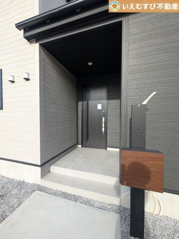 GRAFARE　羽生市加羽ケ崎のエントランス|雨が防げる広々エントランス
駐車場からアクセスの良いエントランス。雨の日や荷物が多くても安心の動線♪