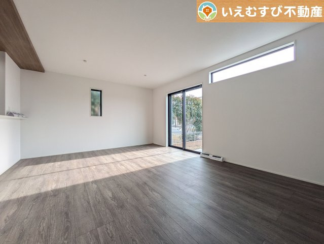 GRAFARE　羽生市加羽ケ崎の居間・リビング|ナチュラルな色合いで落ち着いた印象のリビングダイニング
ぬくもりのあるナチュラルな空間。グリーンを飾っても相性が良さそうですね♪