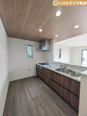 GRAFARE　羽生市加羽ケ崎のキッチン|対面キッチンでリビングを見渡せる
お子様の遊んでいる様子や宿題をしている様子など見守りながらお料理が作れますね♪