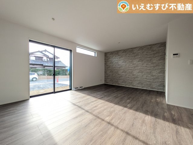 GRAFARE　羽生市加羽ケ崎の居間・リビング|自然光で満たされる明るく開放感溢れるリビング
たっぷりの採光で明るい空間。家族みんなでくつろげます♪