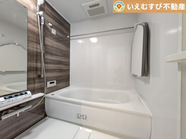 GRAFARE　羽生市加羽ケ崎の浴室|ブラウンの壁面はモダンで高級感のある雰囲気
落ち着いたカラーリングでくつろぎの浴室。一日の疲れをしっかり癒しましょう！