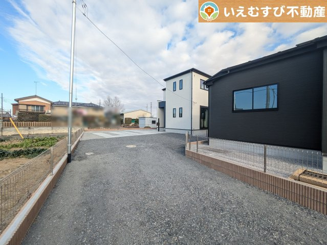 GRAFARE　羽生市加羽ケ崎の前面道路含む現地写真|充分な広さの前面道路
間口が広くお車の出し入れも問題なく行えるスペースが確保されています♪