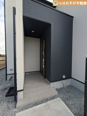 GRAFARE　羽生市加羽ケ崎のエントランス|落ち着いた色づかいのエントランス
駐車場からアクセスの良いエントランス。雨の日や荷物が多くても安心の動線♪