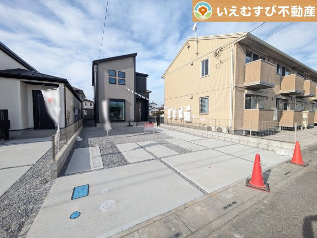 GRAFARE　羽生市中岩瀬の駐車場|並列3台駐車可能なゆとりのカースペース
複数台車をお持ちでも、お友達が遊びに来てもゆとりの駐車スペース！