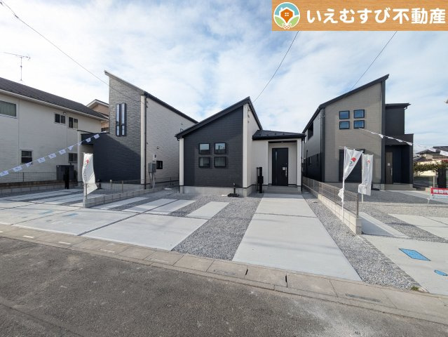 GRAFARE　羽生市中岩瀬の駐車場|並列3台駐車可能なゆとりのカースペース
複数台車をお持ちでも、お友達が遊びに来てもゆとりの駐車スペース！