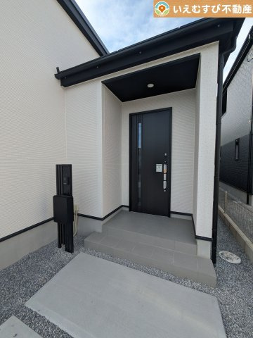 GRAFARE　羽生市中岩瀬のエントランス|雨が防げる広々エントランス
駐車場からアクセスの良いエントランス。雨の日や荷物が多くても安心の動線♪