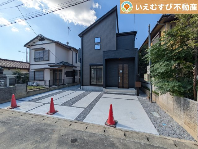 GRAFARE　熊谷市柿沼の駐車場|並列3台駐車可能なゆとりのカースペース
複数台車をお持ちでも、お友達が遊びに来てもゆとりの駐車スペース！