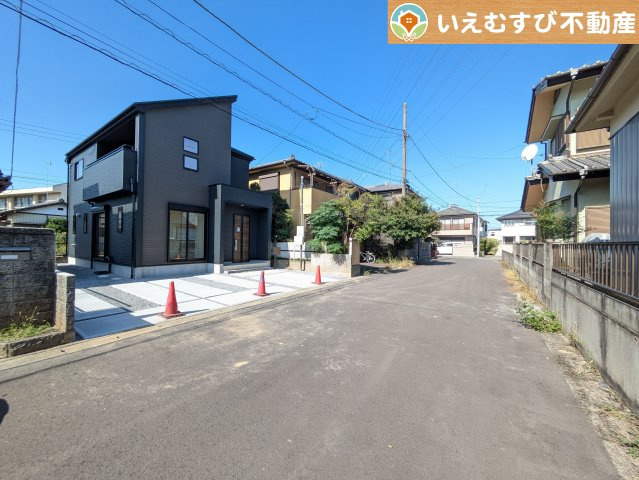 GRAFARE　熊谷市柿沼の前面道路含む現地写真|充分な広さの前面道路
間口が広くお車の出し入れも問題なく行えるスペースが確保されています♪