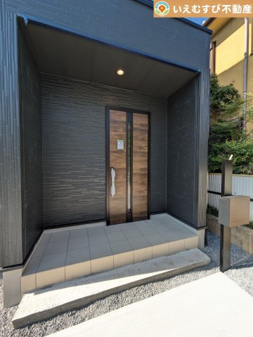 GRAFARE　熊谷市柿沼のエントランス|落ち着いた色づかいのエントランス
駐車場からアクセスの良いエントランス。雨の日や荷物が多くても安心の動線♪