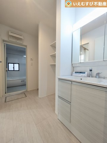 GRAFARE　熊谷市上之3期の独立洗面台|リネン庫スペースを完備
タオルを収納したり、洗濯用の洗剤などを収納したり、洗面室をすっきり使えます♪