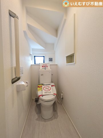 GRAFARE　熊谷市上之3期のトイレ|シンプルで清潔感のあるトイレ
窓付きで明るく、お掃除しやすいシンプルな空間♪