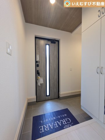 GRAFARE　熊谷市上之3期の玄関|大容量のシューズボックス、便利な土間収納付き
収納力のある土間収納付きなのでベビーカーやお子様の遊び道具なども置いておけます♪