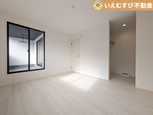 GRAFARE　熊谷市上之3期の洋室|ナチュラルな色合いでシンプルな洋室
大容量のウォークインクローゼット付きで、採光もたっぷりのお部屋♪