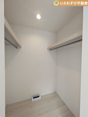 GRAFARE　熊谷市上之3期の収納|たっぷりの収納力を備えたウォークインクローゼット
たくさん収納できるので季節物やかさばるバッグなども片付きます♪