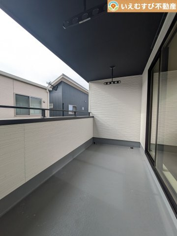 GRAFARE　熊谷市上之3期のバルコニー|南バルコニーで毎日のお洗濯もラクラク快適
しっかり太陽の光が降り注ぐ南向きなのでお洗濯物が乾きやすい♪