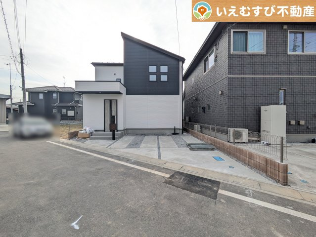 GRAFARE　熊谷市上之3期の駐車場|2台駐車可能なスペース完備
しっかり舗装してある駐車スペースで天気が悪く足元が悪い日でも乗り降りしやすい♪