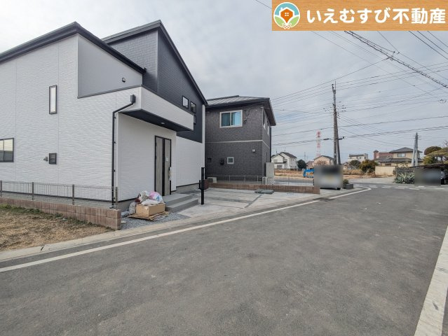 GRAFARE　熊谷市上之3期の前面道路含む現地写真|安心の広々6ｍ前面道路
6ｍの前面道路はお車の駐車が楽々！すれ違える広さが確保されています♪