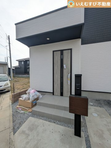 GRAFARE　熊谷市上之3期のエントランス|落ち着いた色づかいのエントランス
駐車場からアクセスの良いエントランス。雨の日や荷物が多くても安心の動線♪