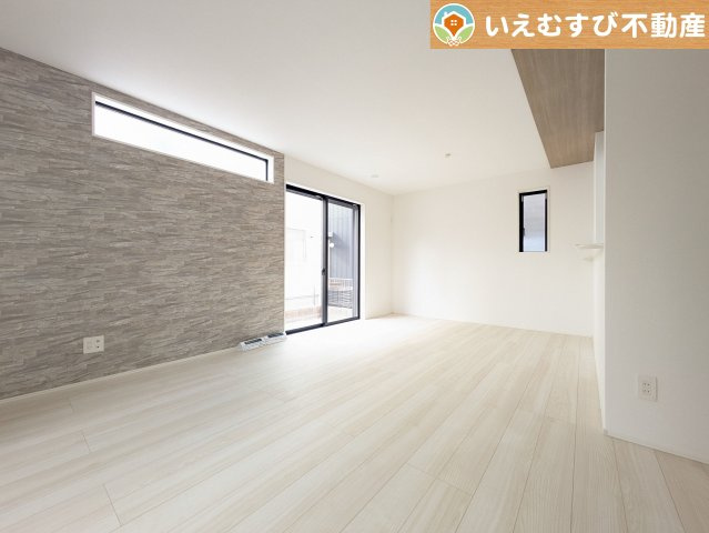 GRAFARE　熊谷市上之3期の居間・リビング|自然光で満たされる明るく開放感溢れるリビング
たっぷりの採光で明るい空間。家族みんなでくつろげます♪