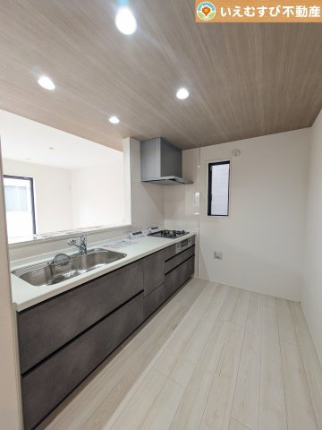 GRAFARE　熊谷市上之3期のキッチン|リビングのお子様を見守りながらお料理ができる対面キッチン
様子を見たり会話をしながら過ごせるキッチンで楽しく料理ができますね！