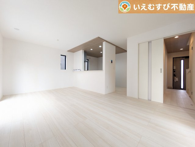 GRAFARE　熊谷市上之3期の居間・リビング|開放感と家族との距離感にこだわったＬＤＫ
採光たっぷりのリビングで休日には家族みんなでくつろげそうですね♪