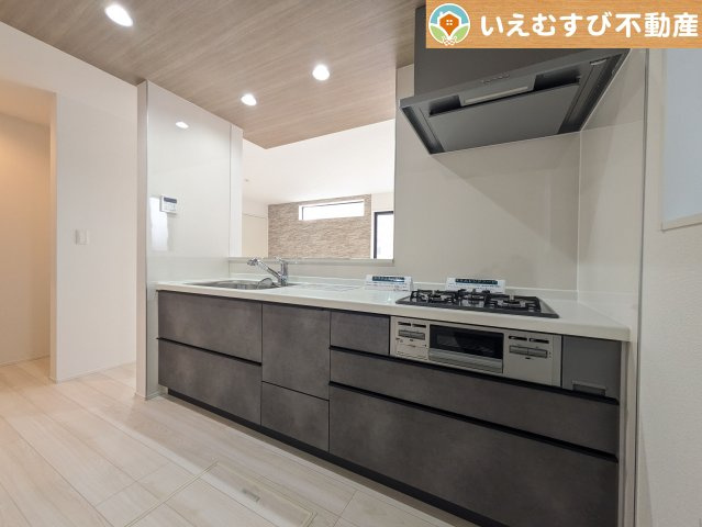 GRAFARE　熊谷市上之3期のキッチン|機能性収納性に溢れるキッチン。
収納もたっぷり付いていてすっきり片付く！毎日楽しくお料理が出来そうです！