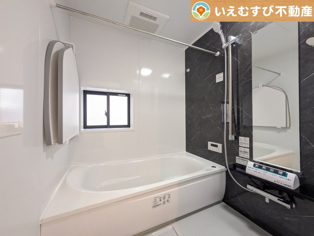 GRAFARE　熊谷市上之3期の浴室|モダンな配色の落ち着いた浴室
ダークトーンの壁面がアクセントになっておしゃれ！窓付きで空気の入れ替えも出来ます！