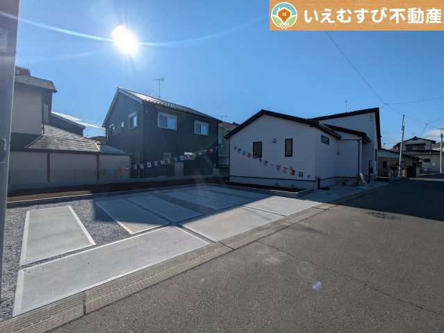 GRAFARE　滑川町月輪3期の駐車場|並列3台駐車可能なゆとりのカースペース
複数台車をお持ちでも、お友達が遊びに来てもゆとりの駐車スペース！