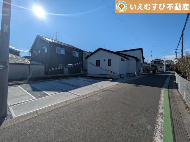 GRAFARE　滑川町月輪3期の前面道路含む現地写真|充分な広さの4ｍ前面道路
間口が広くお車の出し入れも問題なく行えるスペースが確保されています♪