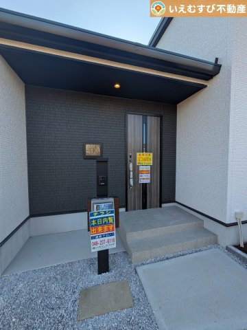 GRAFARE　滑川町月輪3期のエントランス|雨が防げる広々エントランス
駐車場からアクセスの良いエントランス。雨の日や荷物が多くても安心の動線♪