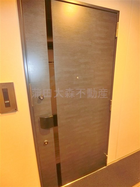 アークマーク大森町アジールコートの玄関