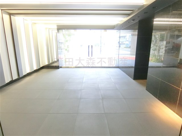 アークマーク大森町アジールコートのエントランス