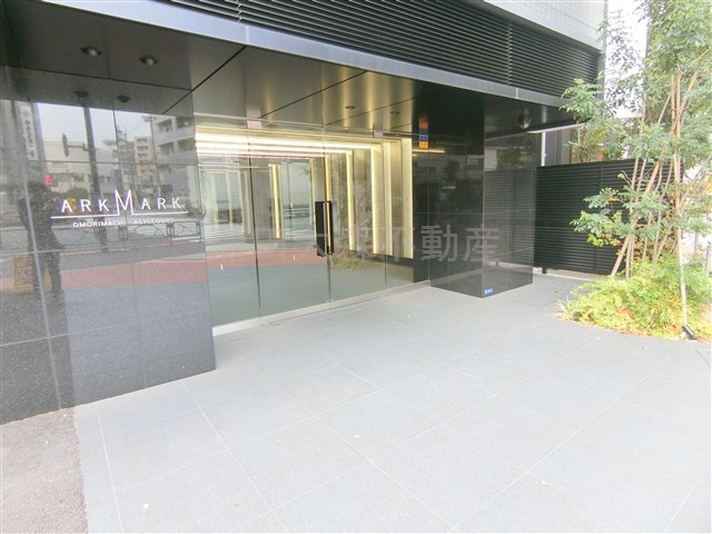 アークマーク大森町アジールコートのエントランス