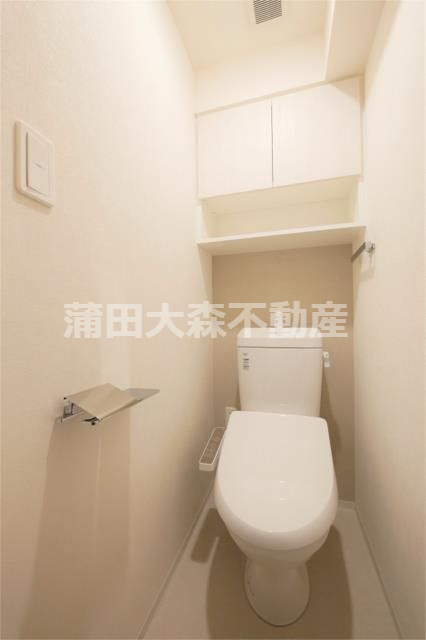 アークマーク大森町アジールコートのトイレ|棚収納と温水洗浄便座付きのトイレ　