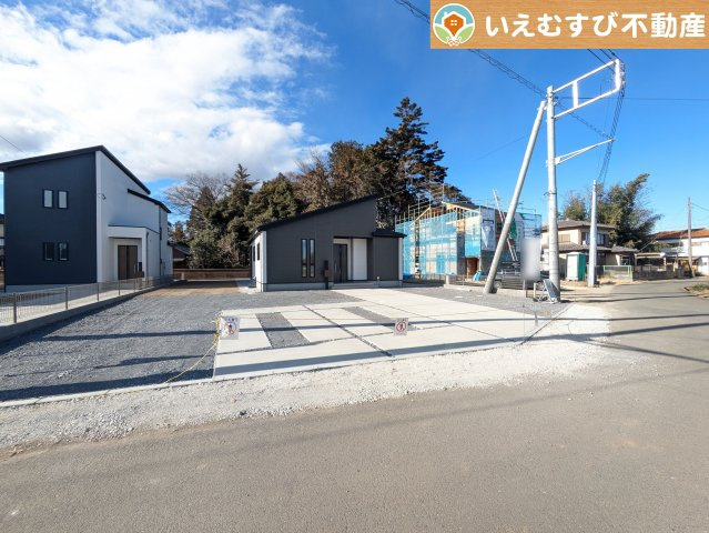 GRAFARE　深谷市針ヶ谷の駐車場|並列4台駐車可能なゆとりのカースペース
複数台車をお持ちでも、お友達が遊びに来てもゆとりの駐車スペース！