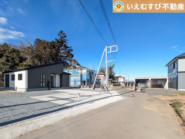 GRAFARE　深谷市針ヶ谷の前面道路含む現地写真|充分な広さの5ｍ前面道路
間口が広くお車の出し入れも問題なく行えるスペースが確保されています♪