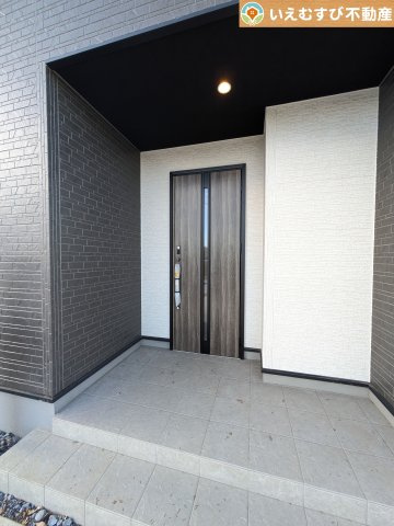 GRAFARE　深谷市針ヶ谷のエントランス|落ち着いた色づかいのエントランス
駐車場からアクセスの良いエントランス。雨の日や荷物が多くても安心の動線♪