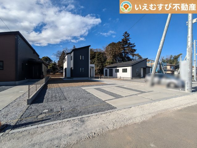 GRAFARE　深谷市針ヶ谷の駐車場|並列4台駐車可能なゆとりのカースペース
複数台車をお持ちでも、お友達が遊びに来てもゆとりの駐車スペース！