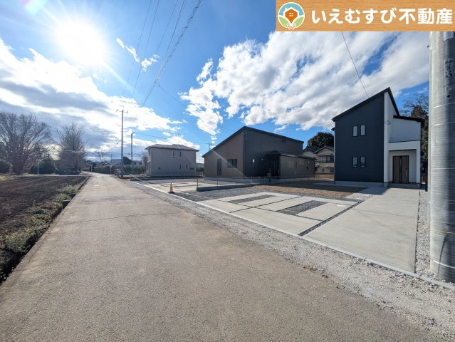 GRAFARE　深谷市針ヶ谷の前面道路含む現地写真|充分な広さの5ｍ前面道路
間口が広くお車の出し入れも問題なく行えるスペースが確保されています♪