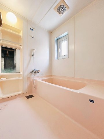 里塚1条3丁目戸建の浴室|ゆったりとくつろげる一坪サイズの浴室。結露しにくくお掃除の際にも活躍する窓付きです。