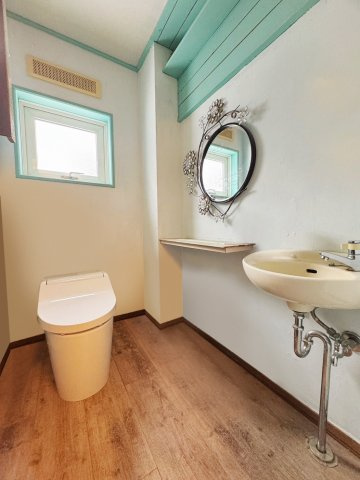 里塚1条3丁目戸建のトイレ|手洗い場も完備されたタンクレストイレ。掃除のしやすいつくりと広い空間でリラックスできます。
※CG加工により家具等を消しております。