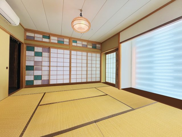 里塚1条3丁目戸建の和室|１階の８帖和室。奥の障子を開くと縁側風のサンルームスペースがあり、風情のあるお庭を眺めながらお過ごしいただけます。
※CG加工により家具等を消しております。