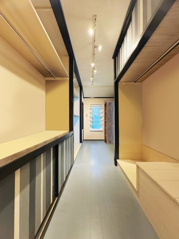 里塚1条3丁目戸建の収納|１階和室横のウォークインクローゼット。衣類のほか掃除道具やスーツケースなどの旅行アイテム、ゴルフバッグなどさまざまな物を置いても十分な広さが確保されています。
※CG加工により家具等を消しております。