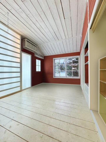 里塚1条3丁目戸建の洋室|１階６帖の洋室。元々アジアンテイストなお部屋の雰囲気があり、わくわくする居室となっております。通常のお部屋使いのほか趣味を満喫するお部屋などにも。
※CG加工により一部家具等を消しております。