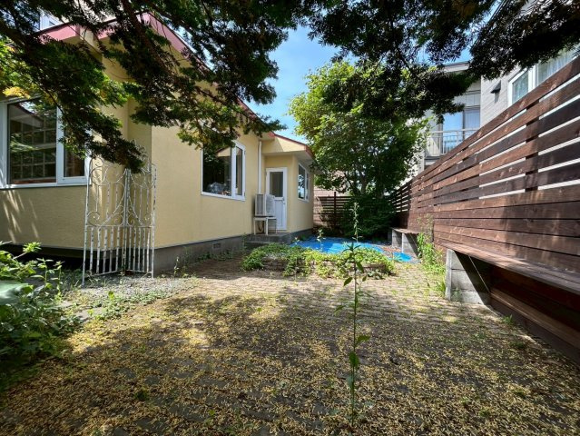 里塚1条3丁目戸建の庭|BBQやペットの遊び場、庭木を鑑賞しながらゆったりと過ごせる癒しのお庭スペース。