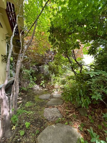 里塚1条3丁目戸建の庭|風情を感じさせるお庭アプローチ