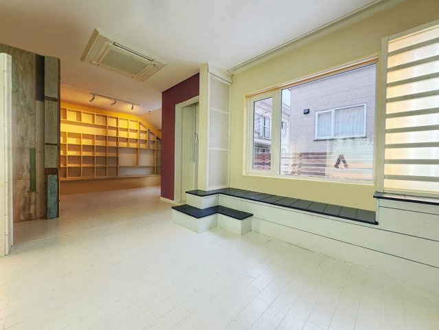 里塚1条3丁目戸建の居間・リビング|裏庭を覗く約１１帖のリビングスペース。ダイニングとのスペースを分けた目的別の空間でご家族団らんのひとときを。
※CG加工により家具等を消しております。